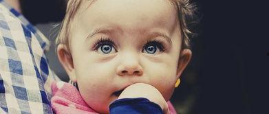 爆料宝宝抠鼻子视频,网友直呼可爱爆表！