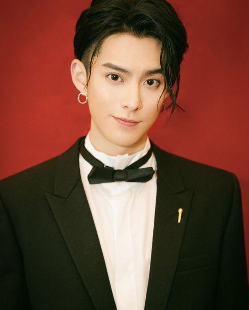 蔡徐坤爆料王鹤棣视频,背后故事引网友热议