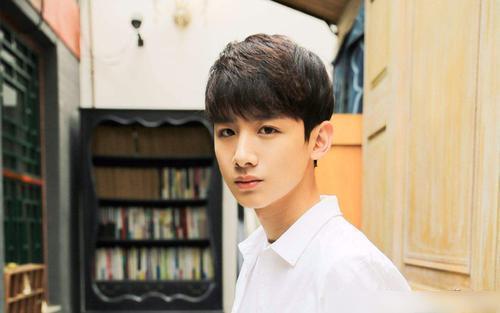 娱乐资讯十则爆料,明星恋情、新剧动态、幕后故事大揭秘！”