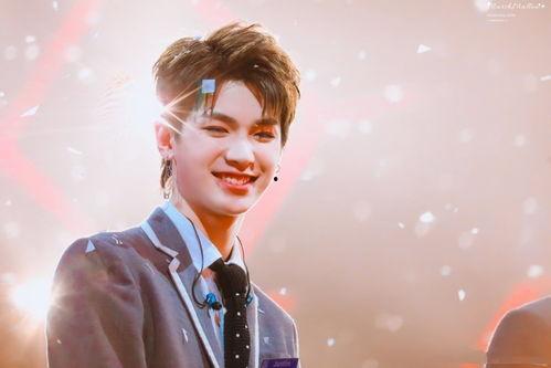 爆料黄明昊恋情视频在线观看,甜蜜互动引网友热议