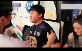 篮球网红女友爆料视频,揭秘球场背后的情感纠葛